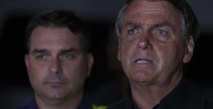Flávio Bolsonaro: "Jair Bolsonaro foi enterrado vivo" por Moraes; Aliados reagem e acusam ministro de perseguição política