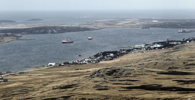 Projeto Bilionário de Petróleo nas Malvinas: Milei Acusa Reino Unido de Apropriação de Recursos Argentinos e Eleva Tensão