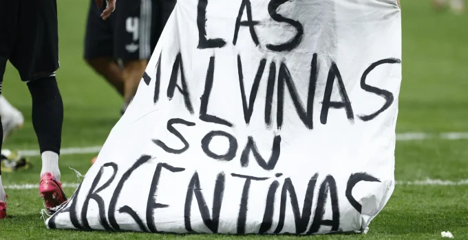 Casa Branca defende argentinos após faixa sobre Malvinas em jogo da Copa, Fifa investiga