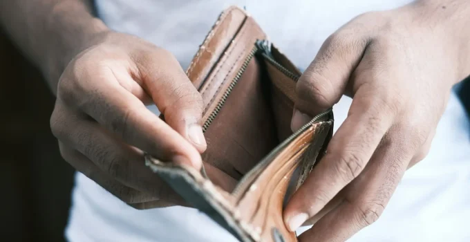 Crise de Endividamento no Brasil: Milhões Vivem no Limite, Transformando Dívida em Sobrevivência