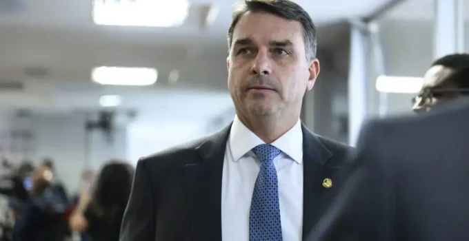 Flávio Bolsonaro choca ao expor conta de supermercado: "Brasileiro parcela até pizza no iFood"