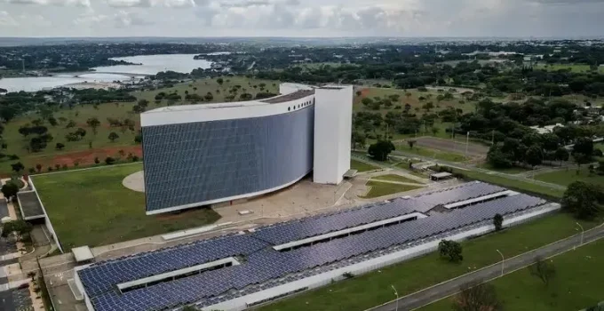 PL aciona TSE contra rede de perfis falsos que atacou Flávio Bolsonaro e Tarcísio de Freitas com R$ 3 milhões em anúncios