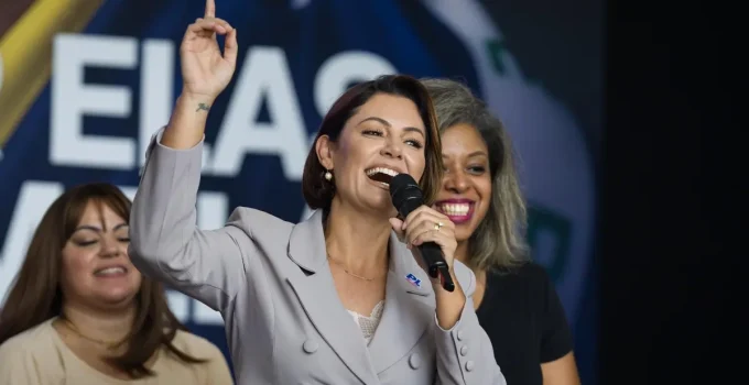 Zema propõe Michelle Bolsonaro como vice para 2026 e ex-primeira-dama recusa: "Não há possibilidade"