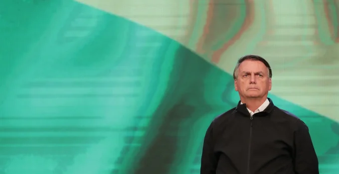 Defesa de Bolsonaro recorre: Flávio Bolsonaro busca reverter suspensão de visitas e alega desproporcionalidade na decisão de Moraes