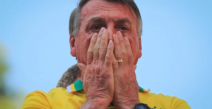 Moraes arquiva investigação da Abin paralela contra Bolsonaro e Ramagem; Carlos Bolsonaro vai para a Justiça comum