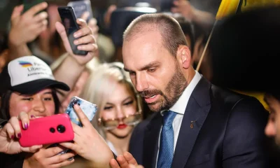 Green Card para Eduardo Bolsonaro: Imprensa Internacional Vincula Concessão a Tensões Comerciais entre Brasil e EUA