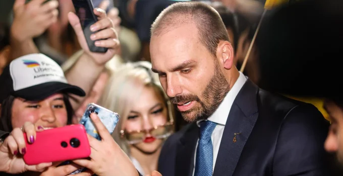 Green Card para Eduardo Bolsonaro: Imprensa Internacional Vincula Concessão a Tensões Comerciais entre Brasil e EUA