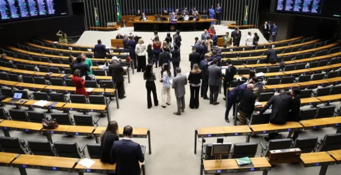 Câmara Afirma ao STF que Indicações de Emendas Cumpriram a Lei, Refutando Acusações de Irregularidade