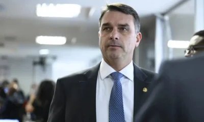 Flávio Bolsonaro gera polêmica ao sugerir ligação entre urnas brasileiras e máquinas suspeitas na Venezuela; TSE rebate