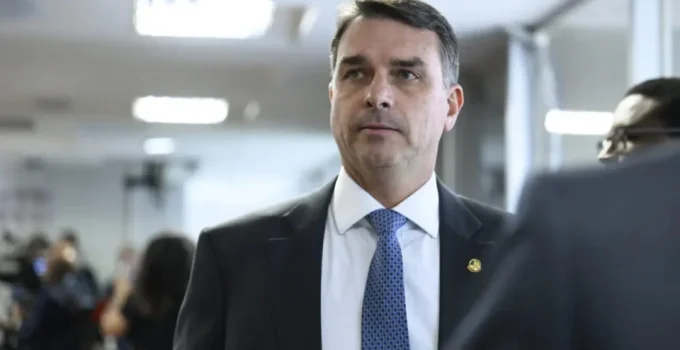 Flávio Bolsonaro gera polêmica ao sugerir ligação entre urnas brasileiras e máquinas suspeitas na Venezuela; TSE rebate