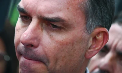 Flávio Bolsonaro Alerta Diplomatas sobre Urnas Eletrônicas e Mudança de Tom Após Repercussão