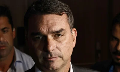Flávio Bolsonaro nega irregularidade em nota fiscal de R$ 500 mil para empresa ligada ao Banco Master, cita "perseguição política"