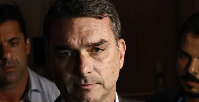 Flávio Bolsonaro nega irregularidade em nota fiscal de R$ 500 mil para empresa ligada ao Banco Master, cita "perseguição política"
