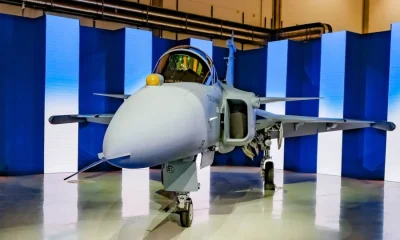 Embraer e Saab fecham acordo para produção de 20 caças Gripen extras no Brasil, impulsionando a defesa nacional