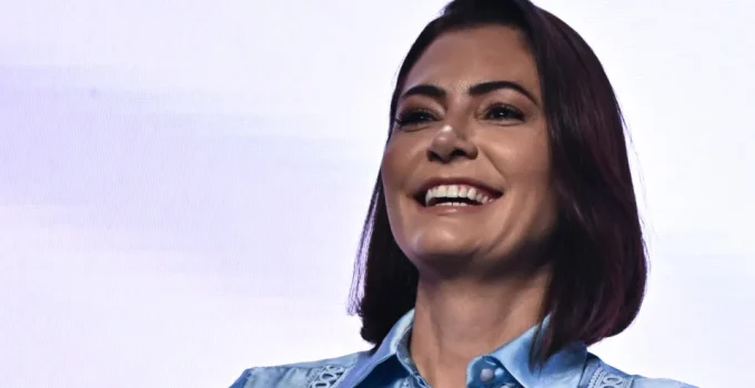 Irmão de Michelle Bolsonaro rebate Eduardo Bolsonaro após crítica à ex-primeira-dama e expõe 'imaturidade' em vídeo