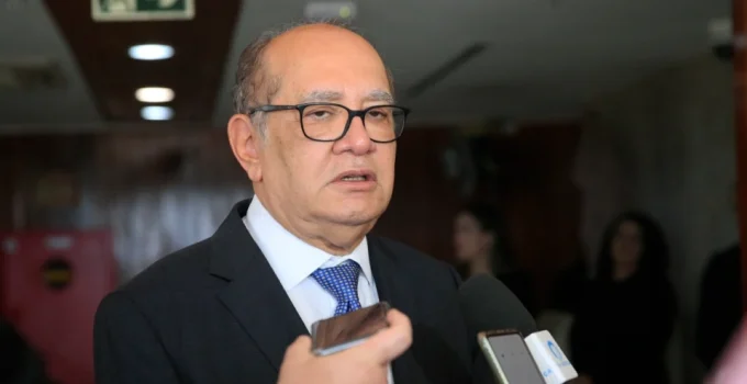 Gilmar Mendes detona Flávio Bolsonaro por falas sobre urnas eletrônicas e relação com empresa venezuelana Smartmatic