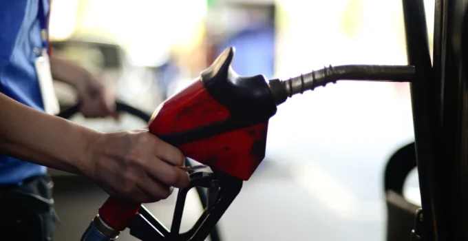 MPF aciona Justiça Federal contra aumento da mistura de etanol na gasolina, alegando falta de estudos e risco para veículos mais antigos
