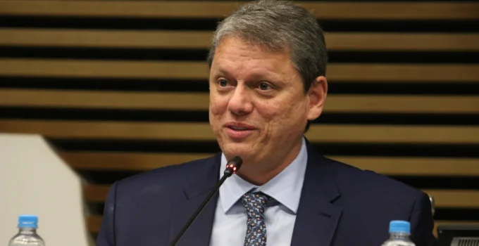 Tarcísio de Freitas Confia nas Urnas Eletrônicas Após Fala de Flávio Bolsonaro e Pede Foco em Projetos para o Brasil