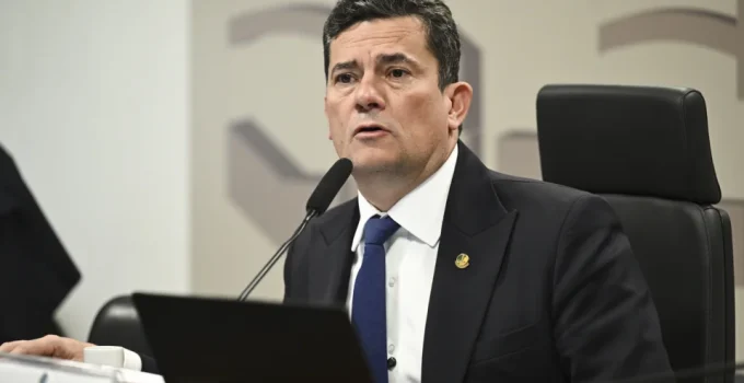 Moro aponta Flávio Bolsonaro como único capaz de derrotar Lula em 2026 e defende debate sobre urnas