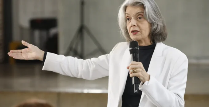 Cármen Lúcia Defende Urnas Eletrônicas e Critica Questionamentos sobre a Infalibilidade do Sistema de Votação Brasileiro