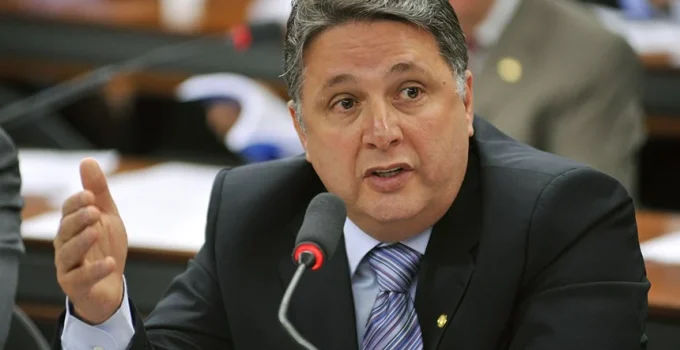 PL cogita trocar candidato no Rio por Garotinho para conquistar apoio nacional do Republicanos à candidatura de Flávio Bolsonaro