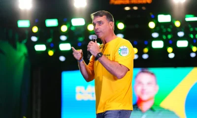 Flávio Bolsonaro grava vídeo para Michelle: gesto público de reconciliação busca unir direita para 2026