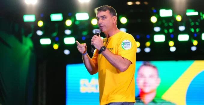 Flávio Bolsonaro grava vídeo para Michelle: gesto público de reconciliação busca unir direita para 2026