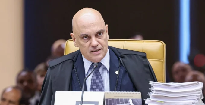 Moraes Restringe Bolsonaro: Juristas Questionam Falhas Lógicas e Liberdade de Expressão em Medidas