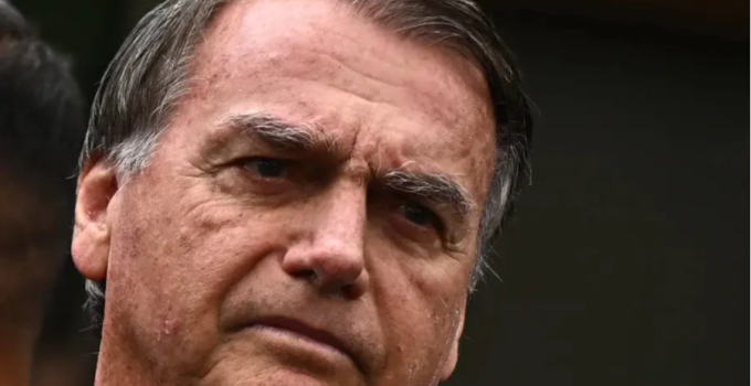 Defesa de Bolsonaro cita Lula preso para pedir mais liberdade a ex-presidente no STF