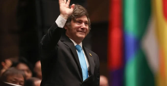Estratégia de Javier Milei no Brasil: Aliança com Flávio Bolsonaro e Tarcísio de Freitas para Fortalecer a Direita Regional