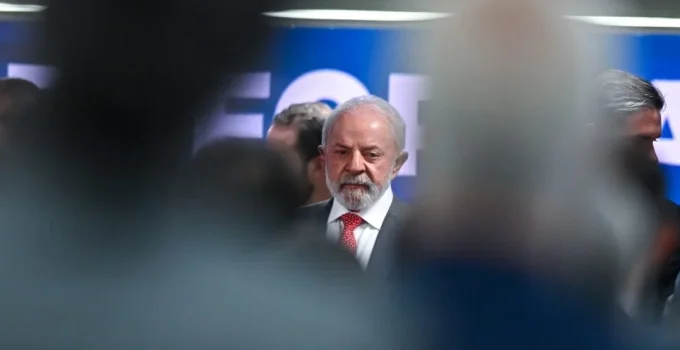 Lula chama Bolsonaro de "imbecil" por "caixa-preta" do BNDES e defende fortalecimento da indústria de defesa nacional