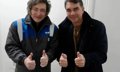 Renan Santos se autoproclama "Milei brasileiro", mas argentino ignora e apoia Flávio Bolsonaro em evento crucial