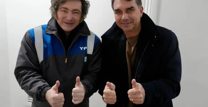 Renan Santos se autoproclama "Milei brasileiro", mas argentino ignora e apoia Flávio Bolsonaro em evento crucial