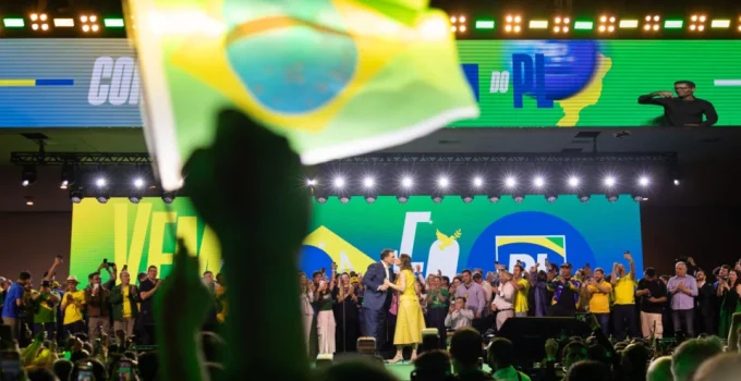 Michelle Bolsonaro Surge em Vídeo: PL Apostando em Protagonismo Feminino e Apoio a Flávio Bolsonaro em Convenção Nacional