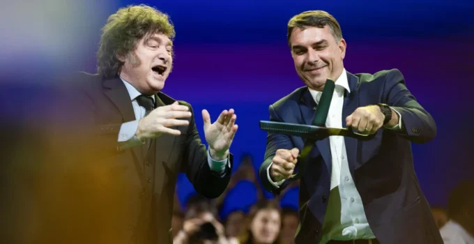Flávio Bolsonaro lança candidatura à Presidência com apoio de Milei e união familiar em evento que fortalece a direita