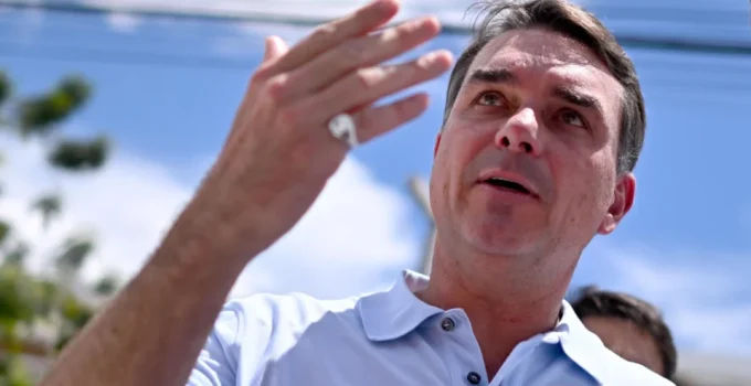 Tarifaço de Trump ao Brasil: Metade dos Brasileiros Vê Motivação Política para Favorecer Flávio Bolsonaro, Aponta Datafolha
