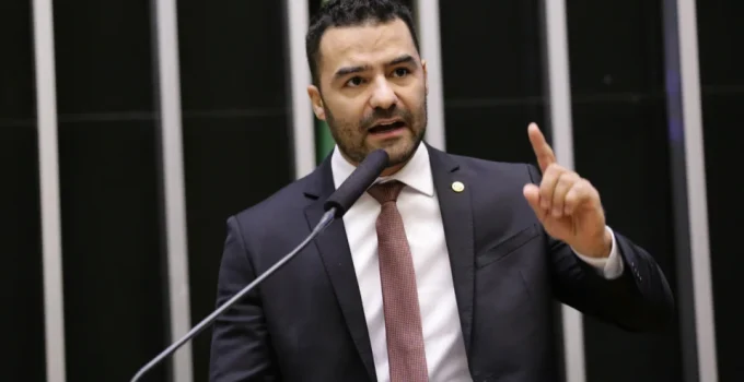 Moraes impede Arthur do Val, o "Mamãe Falei", de voltar à política: decisão veta candidatura em 2026