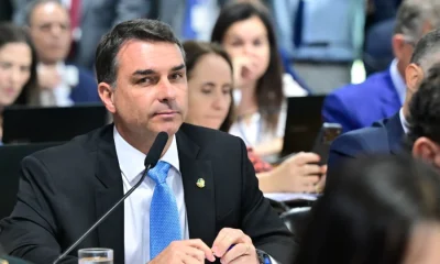 Flávio Bolsonaro presta depoimento à PF sobre suposta calúnia contra Lula; entenda o caso e as acusações