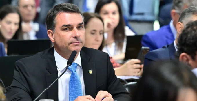 Flávio Bolsonaro presta depoimento à PF sobre suposta calúnia contra Lula; entenda o caso e as acusações