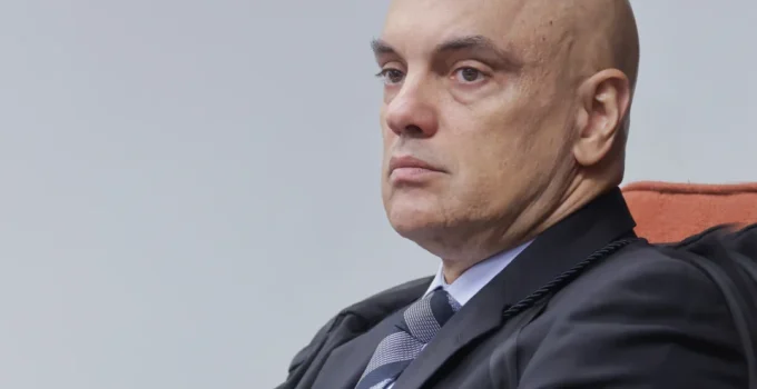 Moraes aciona PGR após Flávio Bolsonaro faltar a depoimento na PF sobre acusações contra Lula