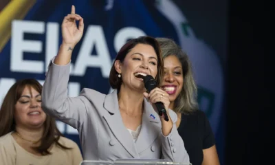 Assessor de Michelle Bolsonaro Apanha de Direitistas nas Redes por Falar com Jornalista de Esquerda, Críticos Acusados de Fanatismo e Falta de Inteligência