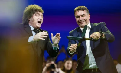 PT aciona Justiça Eleitoral contra Javier Milei e Flávio Bolsonaro por participação em convenção do PL