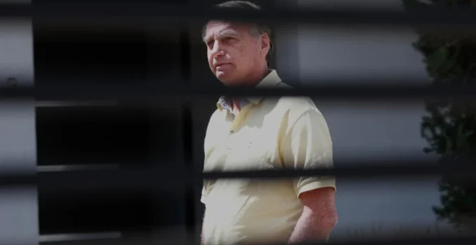 Moraes proíbe Flávio Bolsonaro de visitar pai preso: 59% desaprovam medida em nova pesquisa