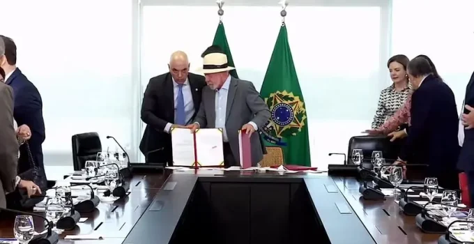 Lula convida Alexandre de Moraes para 'tomar um café' após evento no Planalto, em momento de atenção às tarifas dos EUA