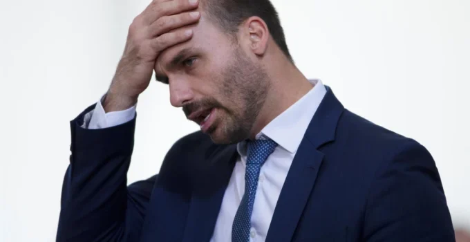 Eduardo Bolsonaro desiste de ser suplente de Senador em SP: "Perseguição política" e "insegurança jurídica" são motivos