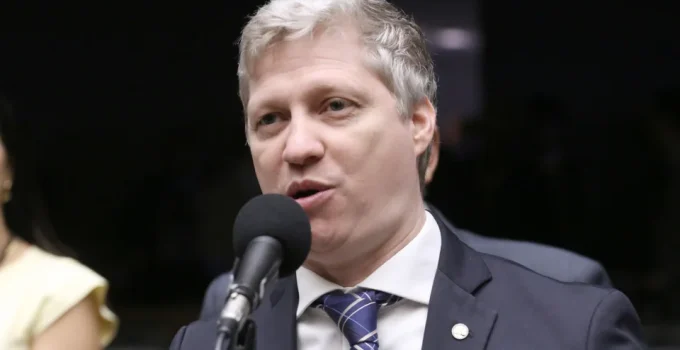 Lula "Ladrão": Justiça do DF Rejeita Ação do PT Contra Deputado Marcel van Hattem e Mantém Imunidade Parlamentar