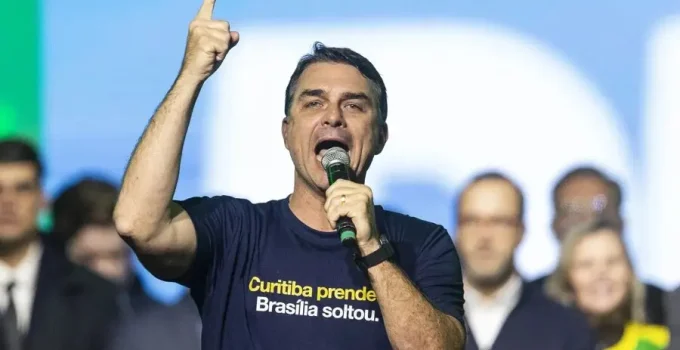 Flávio Bolsonaro acusa governo Lula de 'encorajar' facções e promete endurecer leis contra o crime