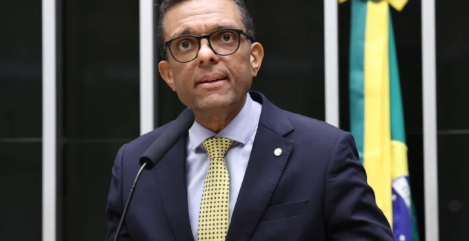 Deputado Evangélico Otoni de Paula Cogita Movimento "Direita com Lula" e Gera Polêmica na Política Brasileira