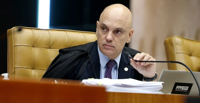 Moraes cobra PF: 44 posts ligando Bolsonaro ao canibalismo entram na mira do STF após atraso de dois anos