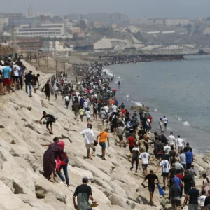 Política de Portas Abertas da Espanha Desencadeia Crise Migratória em Ceuta: Milhares Cruzam Fronteira em Busca de Oportunidades